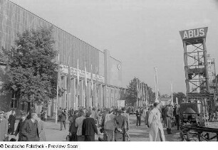 Besucher vor der Messehalle X, Förderanlage von ABUS