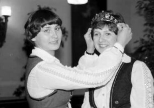 Freiburg: Kaufhaussaal; Krönung der Badischen Weinkönigin 1980 [Elvira Schmid]