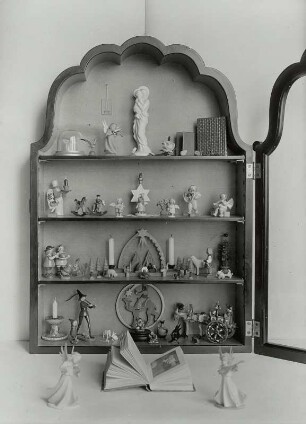 Vitrinenschränkchen mit Porzellanmadonna und erzgebirgischen Holzfiguren