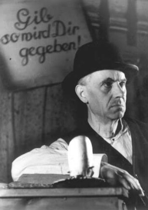 Hamburg. Deutsches Schauspielhaus - Haus Altona. Der Schauspieler Willy Grill (1883-1957) in der Rolle als Peachum in "Die Dreigroschenoper" 1946.