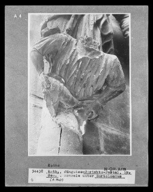 Gerichtsportal — Linkes Gewände — 1. Gewändefigur: Bartholomäus — Figurenkonsole unter Bartholomäus