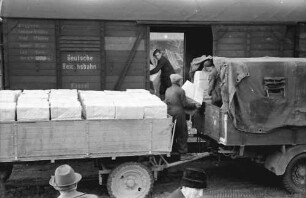 Bukarest: Verladen der Pakete in Güterwagen