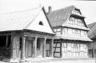 Sessenheim: Gasse mit Wache und Pfarrhaus, Wache im Vordergrund