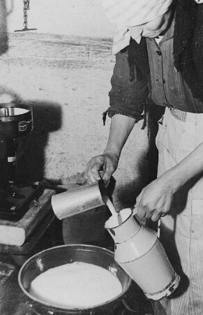 Martha Beck beim Milchverkauf, eine wesentliche Einnahmequelle der Kleinbauern : Milchverkauf, eine wesentliche Einnahmequelle der Kleinbauern