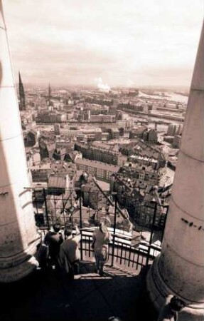 Hamburg: Blick von der Michaeliskirche, mit Säulen im Vordergrund auf Hafen