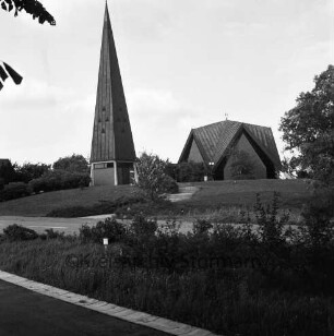 Rethwischdorf: Kirchberg: Christuskirche: Außenansicht von Südwesten: vorn Grünfläche mit Büschen: hinten Rasenfläche mit Weg und Büschen