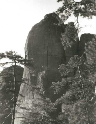 Sächsische Schweiz. Schrammsteine, Dreifingerturm. Seilschaft G. Junghans u. G. Walpert in den Ostrissen (am Rostweg). (VIIIb)