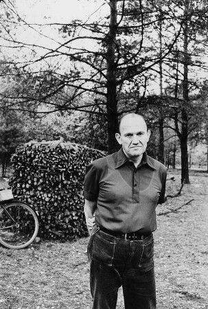 Der Schriftsteller Franz Fühmann (1922-1984) in seinem Garten