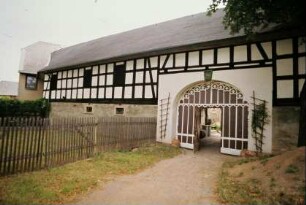 Stallgebäude mit Hofzufahrt, Hoftor