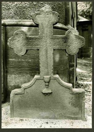 katholische Kirche. Grabkreuz des Pfarrers Karl Trommer