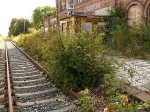 Die am Nordrand des Harzes verlaufende Bahnstrecke wurde von der Deutschen Bahn vor 5 Jahren stillgelegt. Bild ehemaliger Bahnhof in Ballenstedt