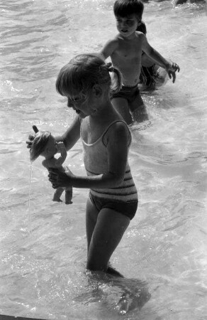 Erfrischung am bisher heißesten Tag des Sommers 1969 bei 34,4 Grad.
