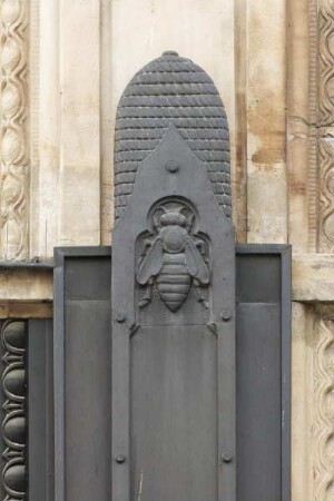 Biene und Bienenkorb