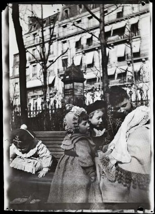 Paris. Jardin de l'Av. du Bois (heute Av. Foch). Frau (Amme?) mit Kindern