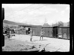 Gebirgstruppen, württembergische vor Eisenbahnwagen (Gruppenbild)