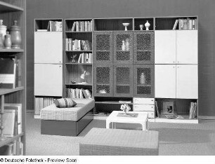 Anbauwand "Smaragd" : Wohnzimmermöbel. Anbauwand "Smaragd" (1976; Möbelkombinat Erfurt (MKE)), Liege, Hocker und Beistelltisch