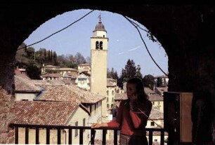 Asolo: Blick über den Ort auf Kirche und Castell [ohne Castell]