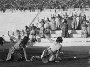 Jubiläumsfeier im Panathinaikos-Stadion (Jubiläumsfeier zur 100-Jährigen Unabhängigkeit Griechenlands?)