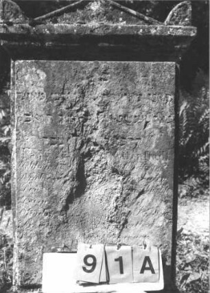 Grabstein 91 (Index: 99787145) Material: Sandstein Zustand: sehr stark verwittert mit sehr großem Textverlust Maße HxBxT: 128x59x14 cm: Grabstein 91A