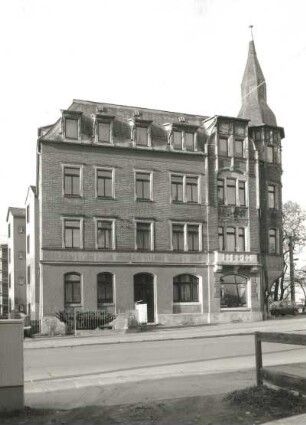 Radeberg, Güterbahnhofstraße 1. Wohnhaus mit Läden (um 1900). Fassade Schillerstraße
