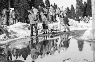 Feldberg: Überschwemmende Straße und Skifahrer