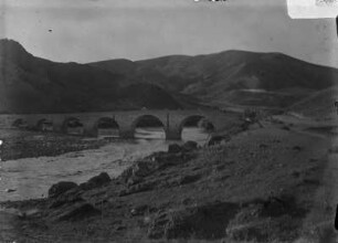 Brücke : Blick auf eine alte byzanthinische Brücke über einen Fluss