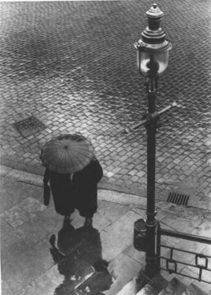 Hamburg. An einem Regentag. Ein Paar befindet sich an der Treppe zum Elbtunnel. Wettbewerbsfoto 1933