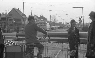 Verkehrsstau am Bundesbahnübergang in Hagsfeld.