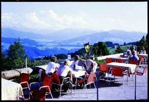 Sulzberg: Gasthof Alpenblick, Terrasse, seitlich mit Gruppe am Tisch