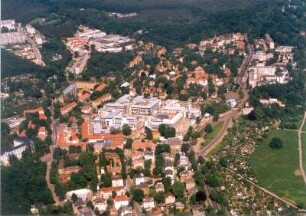 Dresden-Neustadt. Stadtteilansicht zwischen Radeberger Straße, Fischhausstraße und Bautzner Straße mit Kleingartenanlage am Waldschlößchen gegen Dresdner Heide. Luftbild-Schrägaufnahme von Südwest
