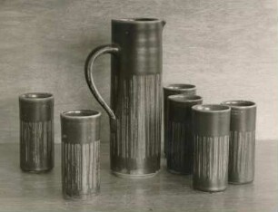 Krug mit Bechern von Hildegard Britz
