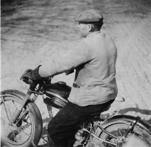 LPG Worin (Rückblick nach vorn). Bauer auf Moped