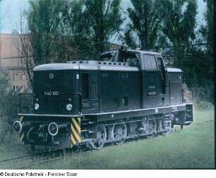 Diesellokomotive V 60 1001 der Deutschen Reichsbahn für den mittelschweren Rangierdienst. Eisenbahn-Museumsfahrzeug des Verkehrsmuseums Dresden auf dem Werkgelände des VEB Lokomotivbau "Karl Marx" Potsdam-Babelsberg aus dem Jahr 1959