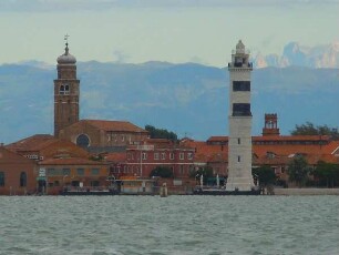 Lagune von Venedig - Berge hinter Murano : Bei besonderer Wetterlage sind hinter der Insel Murano in der Lagune von Venedig die Berge der Alpen zu sehen. Aufgenommen am 9. August 2011