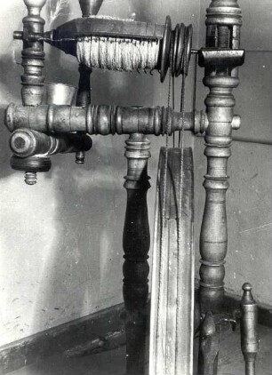 Spinnrad in Seidewinkel, Detail : Handwerkstechniken - Spinnerei und Flachsverarbeitung. Ort: Židźino / Seidewinkel. Spinnrad: Schwungrad, Spule und Spindel