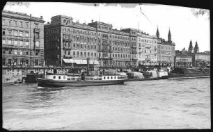 Budapest. Hotel "Hungaria" (1871) mit Dampfschiff : Budapest. Grand Hotel Hungaria (1868-1871; Antal Szkalnitzky, Henrik Koch). Bick über die Donau mit Dampfschiff