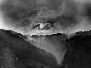 Die Sonne schaut durch eine Wolkenlücke. Impression aus dem Schwarzwald