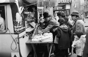 Verkauf von Faschingsartikeln im Warenhaus Karstadt.