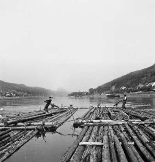Schwimmendes Floß. Zwei Flößer an den Pätschen (= Rudern)