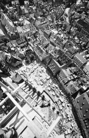 Freiburg: Blick von der Kreuzblume, senkrecht herunter auf südlichen Münsterplatz