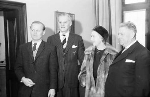 Freiburg: Regierungspräsidium; Bundesverdienstkreuz 1. Klasse für Poppen, Familie Poppen und Regierungspräsident Dichtel