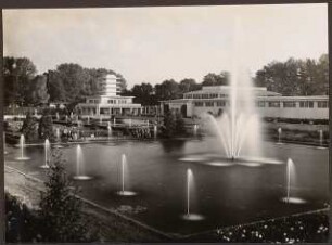 Fotoalbum: Deutsche Gartenbau- und Schlesische Gewerbe-Ausstellung (GUGALI), Liegnitz: Springbrunnen- und Wasseranlage mit Fontäne vor Weinrestaurant und Bergerhalle