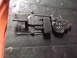 Stadtkirche-Langhaus Innen - Eisenbeschlagene Sakristeitür mit Eisenplatten und Eisennägeln sowie schmiedeeisernes Schloß im Detail