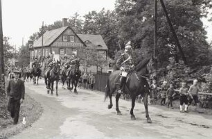 Festzug. Nr. 8: Kavallerie-Gruppe (Vorhut in historisierenden Uniformen)