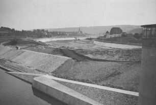Bootsschleppe und Schifffahrtskanal des Wehrs Besigheim/Neckar im Bau