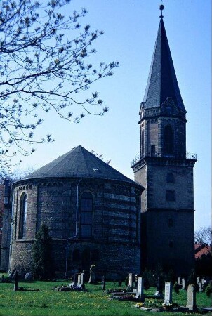 Dorfkirche von Nord und Friedhof; Kirche ist nach Norden orientiert; Blick auf den Chorabschluss; Turm westlich vor dem Langhaus