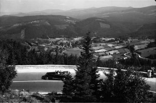 Oberschreiberhau: Sudetenstaße, Blick über die Kurve, mit Auto
