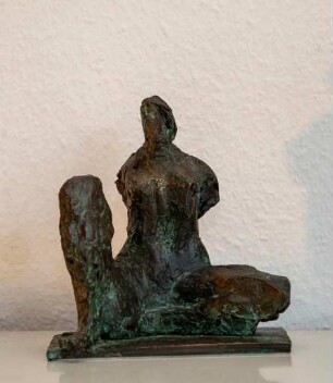 unbenannt [Sitzende mit aufgestelltem rechten Bein]