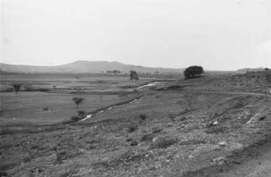 Landschaft : Von einem Fluss zerschnittene Landschaft bei Adama