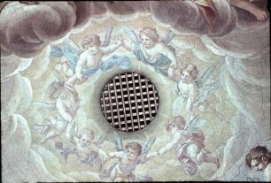 Engelgruppen auf Wolken in Erwartung des Heiligen Geistes